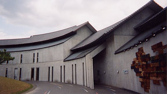 館長さんご自慢の 屋根瓦がすばらしい美術館