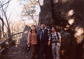 �u����΁v�̑O�ŋL�O�ʐ^